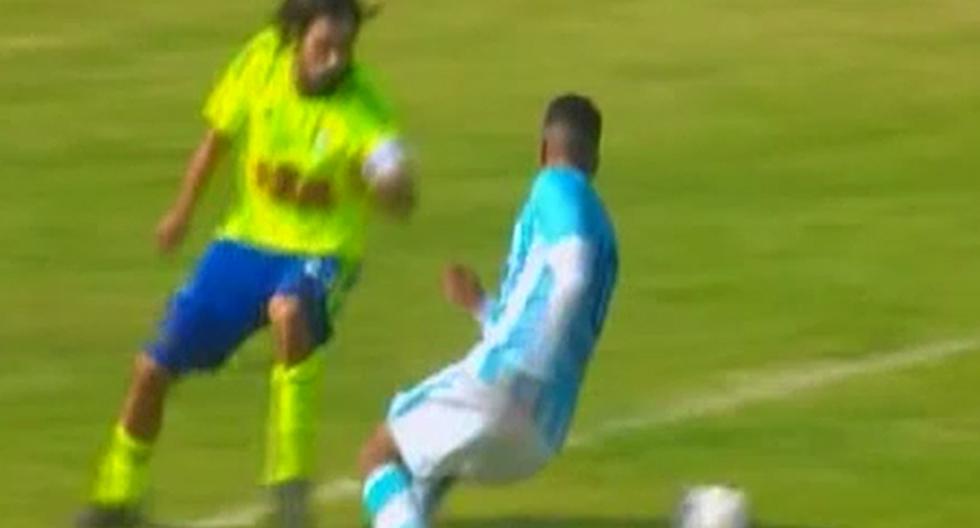 Jorge Cazulo no la pasó bien en el partido ante Alianza Atlético. El capitán de Sporting Cristal sufrió en todo el encuentro en Sullana y esta acción lo evidencia. (Foto: Captura - GOLPERÚ)