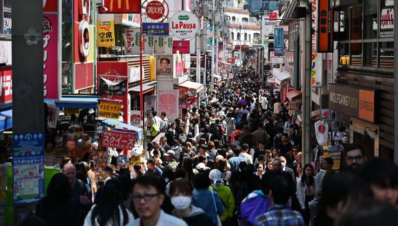 La gente llena una calle durante un día soleado en el distrito de Harajuku, en Tokio. (Foto de CHARLY TRIBALLEAU / AFP).