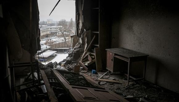 Un apartamento dañado en un edificio residencial de varios pisos, luego del ataque ruso en la ciudad de Kherson, en el sur de Ucrania, en medio de la invasión rusa de Ucrania. (Foto de ANATOLII STEPANOV / AFP)