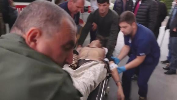 Médicos llevando a un hombre herido en una camilla en el hospital de Stepanakert, el primer día de la renovada ofensiva de Azerbaiyán en la región. (Foto del Ministerio de Asuntos Exteriores de Nagorno-Karabaj / AFP)
