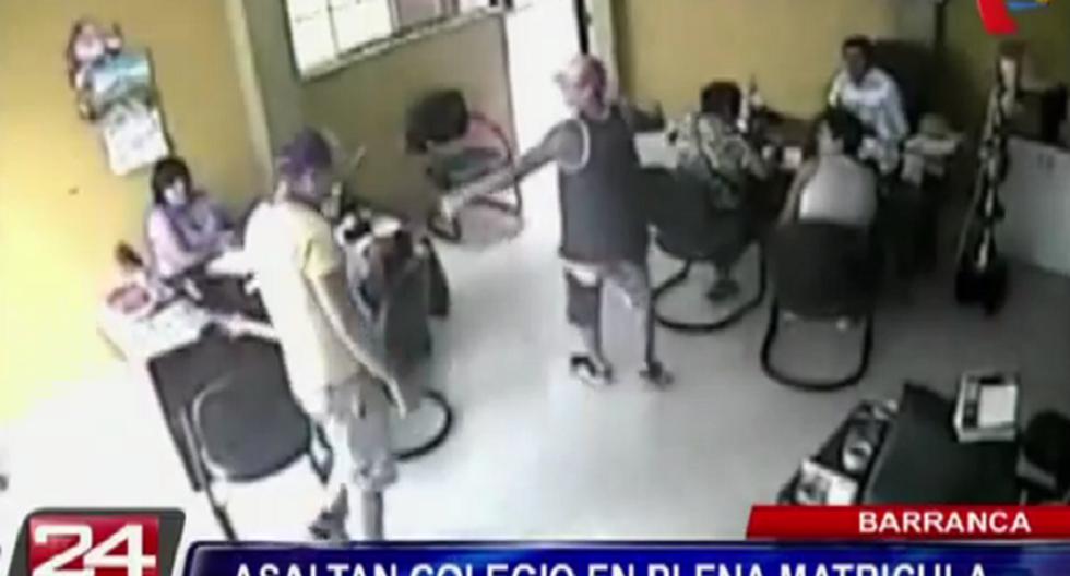 Uno de ellos se encontraba armado y amenazaba a un trabajador del centro educativo. (Foto: Captura Canal 5)