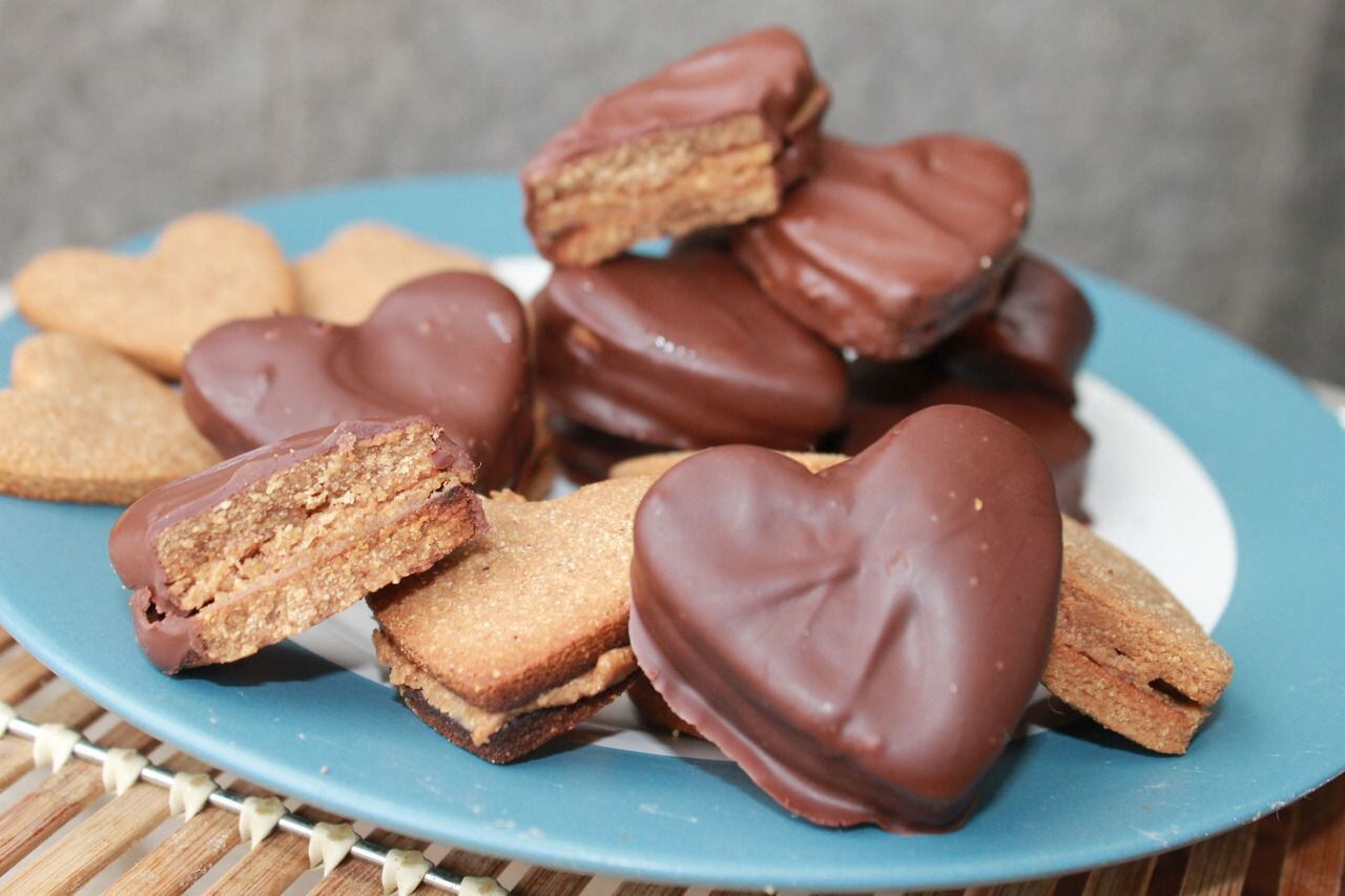 Las choco cookies están elaboradas a base de harina de coco. Tienen cobertura de chocolate al 55% y están rellenas de mantequilla de chocomaní artesanal. (Foto: Bake Home)