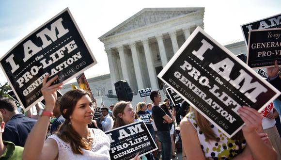 Activistas contra el aborto sostienen pancartas frente a la Corte Suprema de los Estados Unidos para defender una ley de Texas. (MANDEL NGAN / AFP).