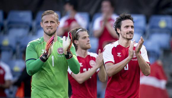 Kasper Schmeichel y Thomas Delaney fueron parte de la victoria de Dinamarca sobre Perú y ahora están en cuartos de la Euro. (Foto: EFE)