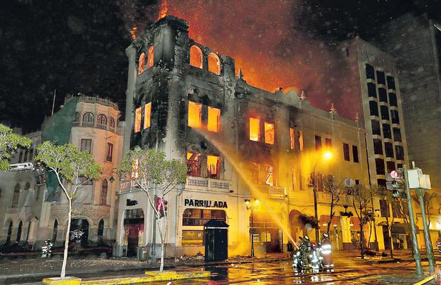 Durante doce horas los bomberos trabajaron para sofocar el incendio que dejó en ruinas el edificio más antiguo de la plaza San Martín, donde funcionaban dos pollerías y un hostal desde hace varios años.  (Foto: USI)