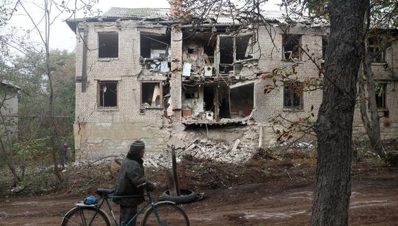 Un residente local observa un edificio residencial destruido por un ataque con misiles en Konstantinovka, en la región oriental de Donetsk, el 14 de octubre de 2022. (Foto de Anatolii Stepanov / AFP)