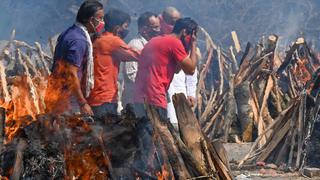 Por desborde del coronavirus en Nueva Delhi, los muertos son incinerados en un estacionamiento [FOTOS]