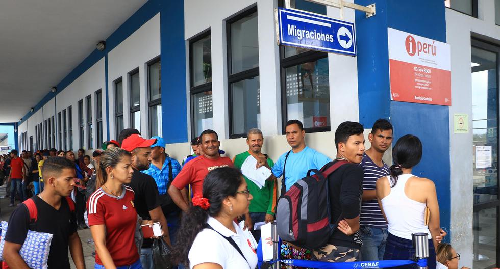 Desde esta semana se observan largas colas de migrantes venezolanos apostados en el Centro Binacional de Atención Fronteriza (Cebaf). (Foto: GEC)