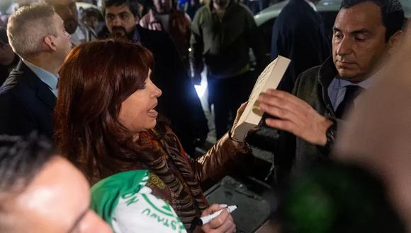 No está claro si la vicepresidenta Cristina Kirchner supo que fue víctima de un ataque, pero su custodia no la retiró del lugar de inmediato. (Getty Images).