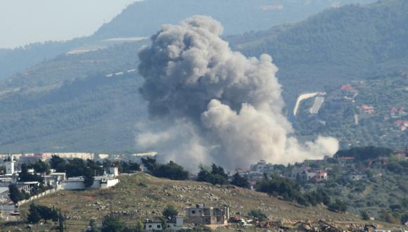 El humo sale del lugar de un ataque aéreo israelí en la aldea libanesa meridional de Kfar Kila, cerca de la frontera, el 14 de mayo de 2024. (Foto de Rabih DAHER / AFP)