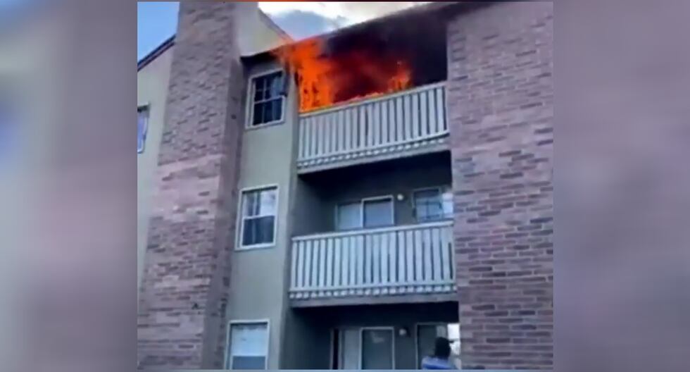 FOTO 2 DE 5 | Un video viral muestra cómo las llamas consumen el tercer piso de un inmueble donde vive una madre y su menor hijo.| Crédito: ABC World News Tonight with David Muir en Facebook. (Desliza a la izquierda para ver más fotos)