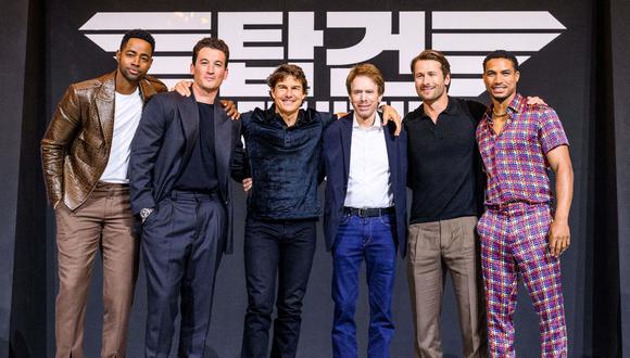 Jay Ellis, Miles Teller, Tom Cruise, el productor Jerry Bruckheimer, Glen Powell y Greg Tarzan Davis, durante la conferencia de prensa de 'Top Gun: Maverick'  en junio de 2022. (Foto:  ANTHONY WALLACE / AFP)