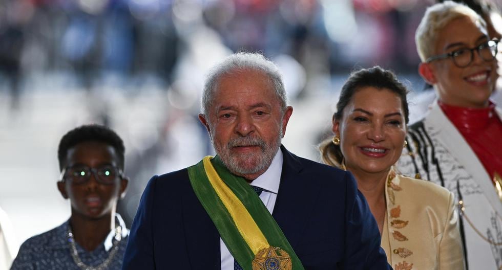 El nuevo presidente de Brasil, Luiz Inácio Lula da Silva, junto a la primera dama, Rosángela da Silva, durante la ceremonia de investidura en Brasilia. (EFE/ Andre Borges).