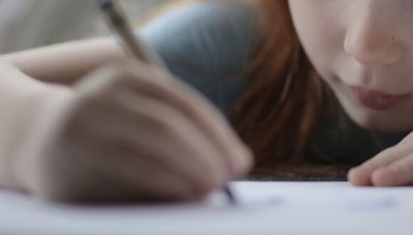 Esta es una imagen referencial de una niña escribiendo una carta. (Foto: Andrea Piacquadio / Pexels)