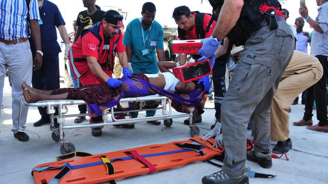 Más de 70 personas gravemente heridas fueron trasladadas vía aérea hasta Turquía el lunes, mientras la ayuda internacional ya comienza a llegar, dijeron autoridades. Familiares nerviosos estaban parados sobre la pista orando para que se recuperen sus seres queridos. (Foto: AFP)