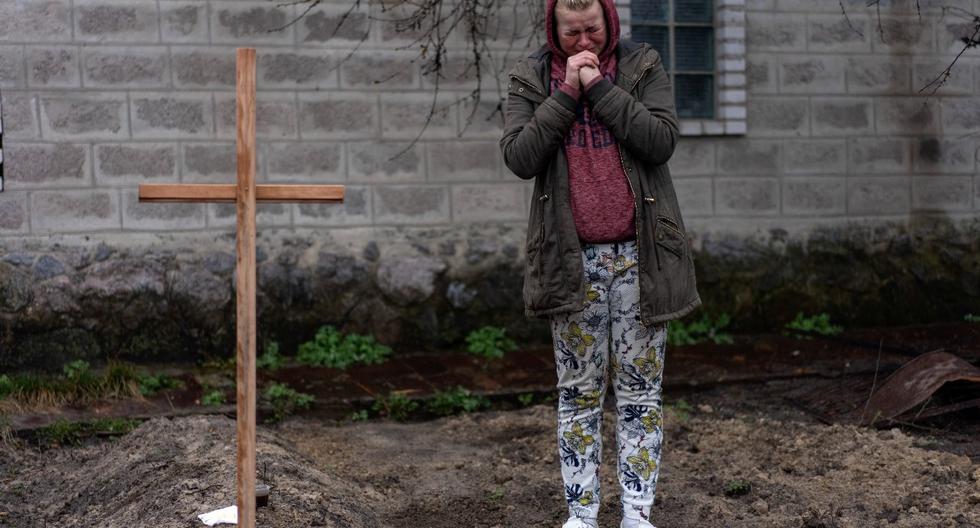 María Olhovska se quiebra tras enterrar a su padre, víctima de los bombardeos, en el jardín de su casa en las afueras de Kiev, la capital de Ucrania. (Foto: Rodrigo Abd)
