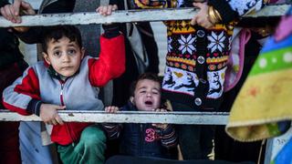 Turquía: Miles de sirios saturan campamentos en la frontera