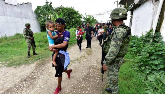 Militares y policías federales del suroriental estado de Tabasco custodian el paso de un grupo de migrantes en Tenosique (México) tras impedir la fuga de más de un centenar que escapó de un refugio temporal. (Foto: EFE)