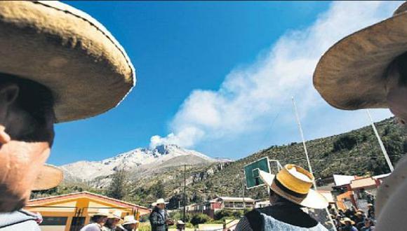 Piedras incandescentes que expulsó el Ubinas cayeron en Querapi