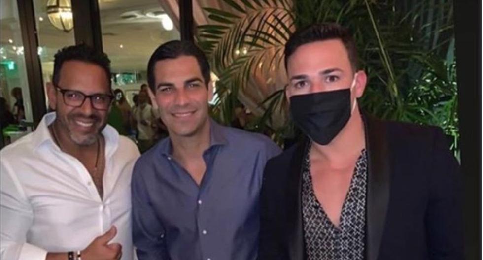 El alcalde de Miami, Francis Suárez (al centro), asiste a una fiesta mientras se disparan los casos de coronavirus en Florida. ( Instagram/Erika Carrillo, Univision).