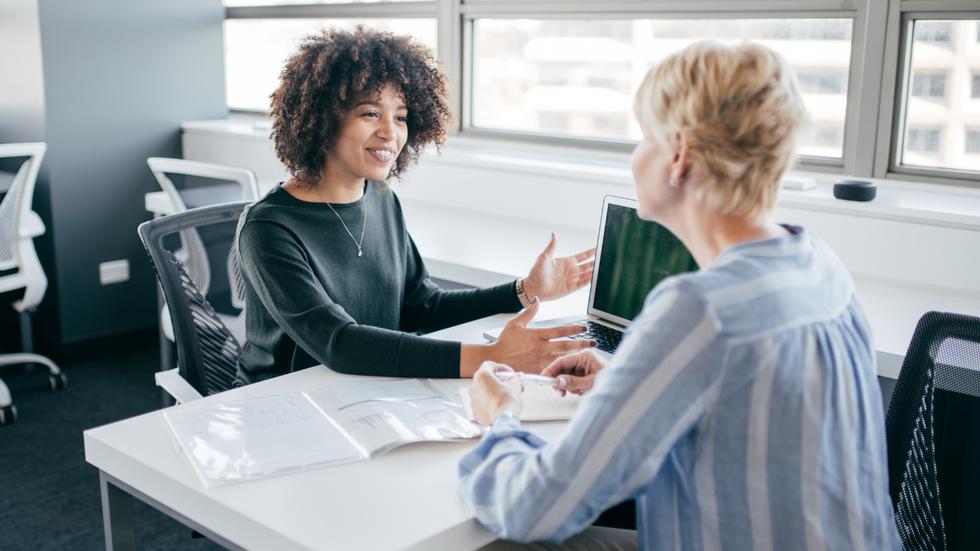 Recurrir a alguien no es cuestión de debilidad, de hecho, es un buen hábito. Conocer tus capacidades y ser consciente de cuando necesitas apoyo es sumamente valioso. Un consejo o una recomendación pueden despejarte la mente e incluso ayudarte a salir de un momento de bloqueo.  (Foto: Getty Images)
