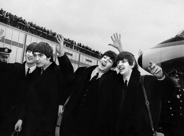 De izquierda a derecha, John Lennon, Ringo Starr, Paul McCartney y George Harrison, llegan al aeropuerto John F. Kennedy en Nueva York, Estados Unidos, donde son recibidos por una gran multitud el 7 de febrero. 1964. (Foto de AFP)
