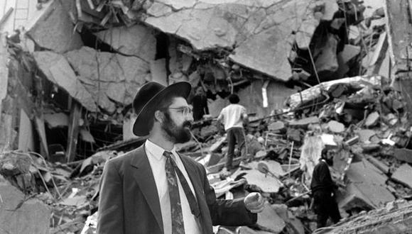 El 18 de julio de 1994, a las 09.53 de la mañana, estalló un artefacto en el edificio de la AMIA, en pleno centro de Buenos Aires. Más de 80 personas murieron y cerca de 300 resultaron heridas. Foto: Getty images, vía BBC Mundo
