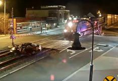 YouTube: auto se queda atascado en vías férreas y tren lo arrolla
