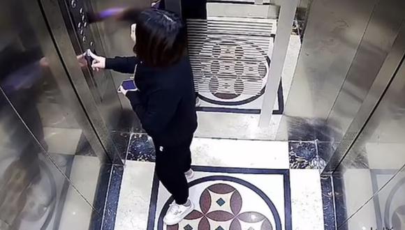 La reacción de la mujer sorprendió a todos porque, en todo el tiempo que dura el metraje, no se da cuenta que la puerta detrás de ella estaba abierta. (Foto: Daily Mail/YouTube)