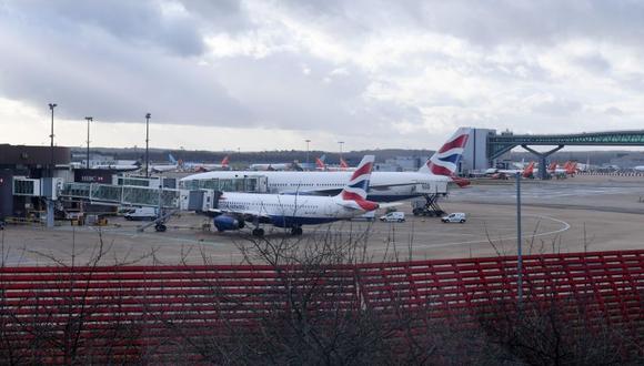 Durante tres días, 140.000 pasajeros se vieron afectados por las perturbaciones y cierres causados en el aeropuerto de Gatwick. (Foto: EFE)