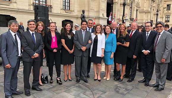 Mercedes Araoz posó junto a varios de sus ministros en Palacio de Gobierno. (Foto: Twitter)