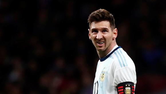 Mientras Lionel Messi pueda respirar y ponerse ese uniforme, habrá cómo diluir responsabilidades. Siempre será el señalado, aunque él jamás señalará la mediocridad que lo rodea. (Foto: AFP).