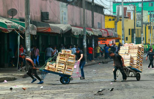 La Victoria: realizan limpieza en alrededores del Mercado de Frutas. (Foto: Lino Chipana)