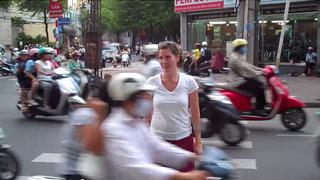 VIDEO: Así cruzan la calle con más tráfico del mundo en Vietnam
