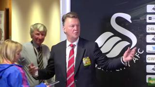 Louis Van Gaal se enojó con periodista y abandonó conferencia