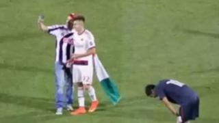 Un fanático invade la cancha y se toma un selfie con este crack