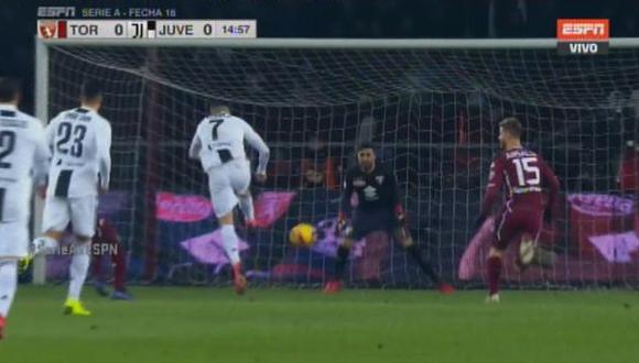 Cristiano Ronaldo propulsó la pelota con su pierna derecha hacia el arco de Torino, pero el guardameta se arrojó a tiempo para detener el intento del astro de la Juventus. (Video: ESPN)