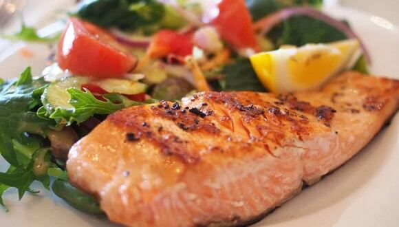 Plato de salmón con verduras. (Imagen: Pixabay)