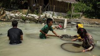 Niños filipinos trabajan en minas ilegales de oro [VIDEO]