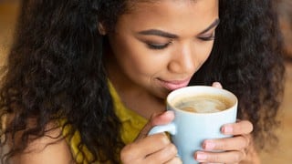 El truco con cáscaras de huevos para mejorar el sabor de tu café