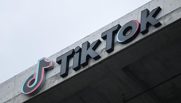 El logotipo de TikTok se muestra en una señalización fuera de las oficinas de la compañía de aplicaciones de redes sociales TikTok en Culver City, California, el 16 de marzo de 2023. (Foto de Patrick T. Fallon / AFP)