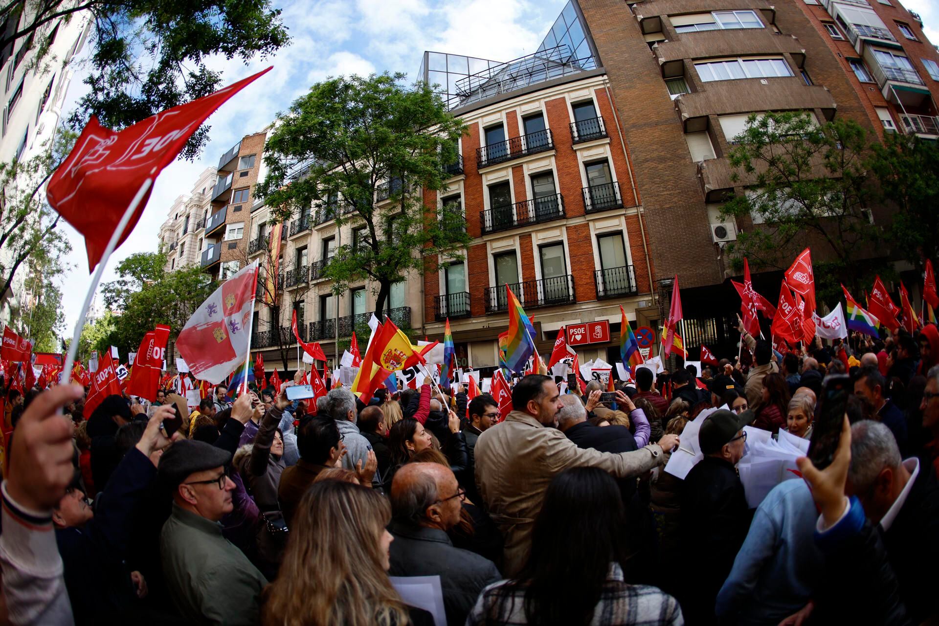 PSOE supporters gather around the socialist headquarters of Ferraz to show their support for the President of the Government, Pedro Sánchez.  EFE/Rodrigo Jiménez