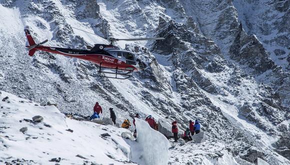 La foto corresponde a las labores de rescate realizadas en el monte Everest tras el terremoto del 2015, en el que murieron 18 personas. (Reuters)