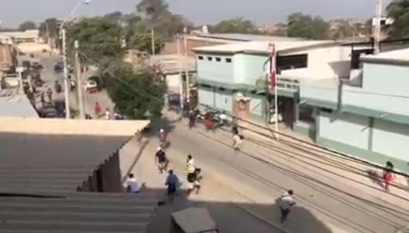 Video revela ataque de un grupo de personas a comisaría de Tacalá. (Foto: Captura Facebook)