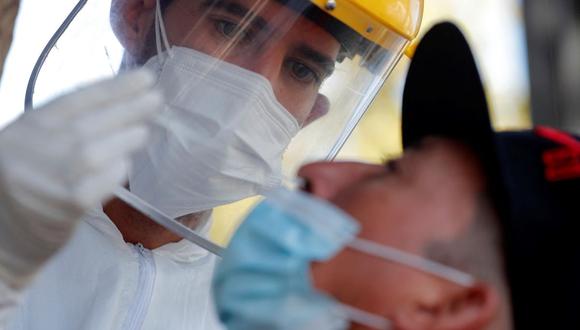 Un trabajador de la salud toma una muestra nasal para una prueba de PCR de coronavirus COVID-19 en Santiago de Chile, el 19 de enero de 2022. (Javier TORRES / AFP).