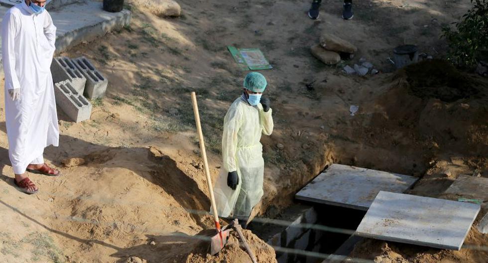 Trabajador palestino de un cementerio en el sur de la Franja de Gaza se encuentra junto a una tumba excavada para sepultar a una mujer que murió después de contraer el coronavirus. (Foto: Reuters / Ibraheem Abu Mustafa)