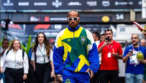 Lewis Hamilton apareció en el Gran Premio de Brasil con la indumentaria de la selección que ganó la Copa del Mundo en 1994. (Foto: Agencias)