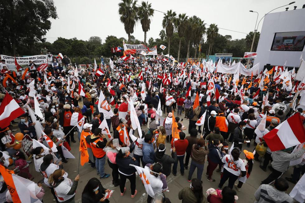 Hundreds of followers of Fursa Popular came to Villa El Salvador with their candidate.  (Photo: Caesar Bueno @ photo.gec)