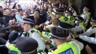 Antivacunas chocan con la policía al intentar asaltar antiguos estudios de la BBC en Londres | VIDEOS