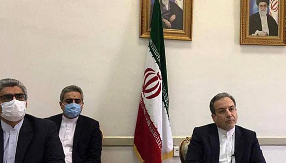 Una imagen proporcionada por el Ministerio de Relaciones Exteriores de Irán el 2 de abril de 2021 muestra al diputado de Relaciones Exteriores de Irán, Abbas Araghchi (R), asiste a una reunión virtual con la Comisión Conjunta sobre el programa nuclear de Irán (JCPOA) en Teherán. (Foto de MINISTERIO DE RELACIONES EXTERIORES DE IRÁN / AFP)